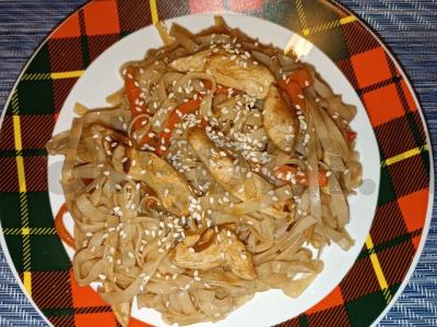 Ryžių makaronai su vištienos krūtinėle ir daržovėmis pagrindine nuotrauka