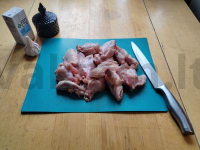 Švelnūs sparneliai grietinėlės padaže Žingsnis 1