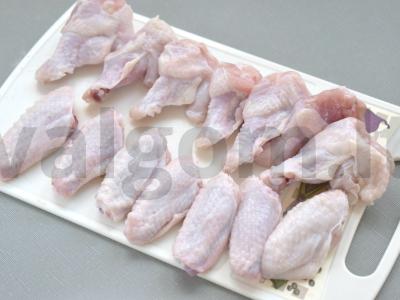 Kepintos vištienos sparneliai aštriame marinate Žingsnis 1