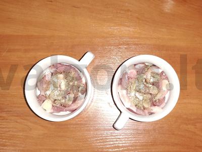 Kiauliena su kefyru ir marinuotais česnakais greitai Žingsnis 3