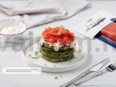 Mini blynai su upėtakiu ir plakta grietinės užpilu pagrindine nuotrauka