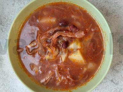 Kvapnus boršas su pupelėmis ir kopūstais pagrindine nuotrauka