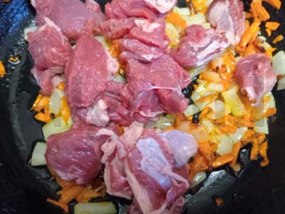 Kvinoja su jautiena, česnaku ir spanguolėmis Žingsnis 2