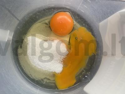 Varškės, grietinės ir aviečių apkepas Žingsnis 1