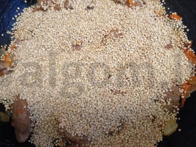 Kvinoja su jautiena, česnaku ir spanguolėmis Žingsnis 4