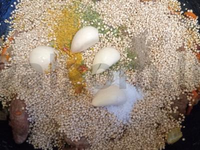 Kvinoja su jautiena, česnaku ir spanguolėmis Žingsnis 6