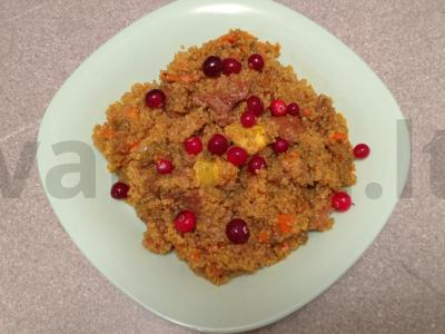 Kvinoja su jautiena, česnaku ir spanguolėmis pagrindine nuotrauka