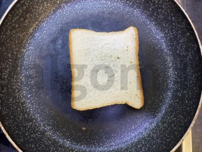 Karšti sumuštiniai su saliami, rukola ir marinuotais agurkais Žingsnis 1