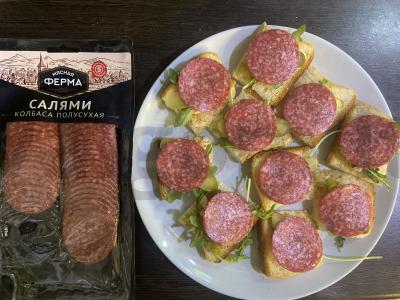 Karšti sumuštiniai su saliami, rukola ir marinuotais agurkais Žingsnis 6