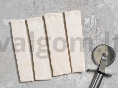 Sluoksniuotos tešlos kalbos su cukrumi Žingsnis 1