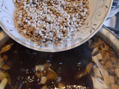 Sriuba su baltosiomis grybeliais ir perlinėmis kruopomis Žingsnis 6