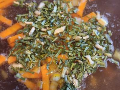 Sriuba su baltosiomis grybeliais ir perlinėmis kruopomis Žingsnis 9