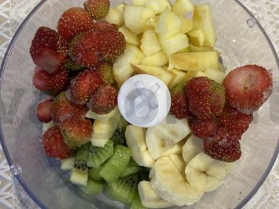 Vitaminų kokteilis su vaisiais ir braškėmis Žingsnis 4