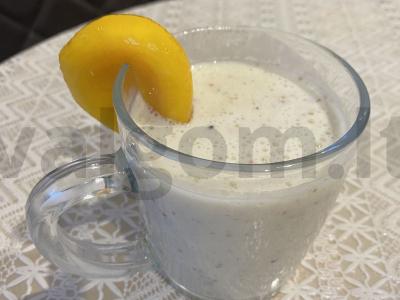 Vitaminų kokteilis su vaisiais ir braškėmis pagrindine nuotrauka