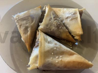 Samosa su jautiena iš filo tešlos pagrindine nuotrauka