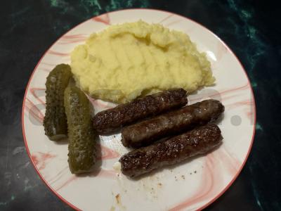 Dešrelės su bulvių koše pagrindine nuotrauka