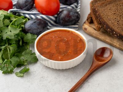 Aštrus padažas iš slyvų su pomidorais pagrindine nuotrauka