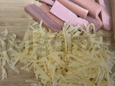 Karšti sumuštiniai su kiaušiniu ir dešrelėmis Žingsnis 2