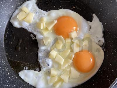 Kiaušinienė su parmezano sūriu, figomis ir salotų mišiniu Žingsnis 3