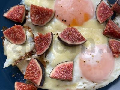 Kiaušinienė su parmezano sūriu, figomis ir salotų mišiniu Žingsnis 5