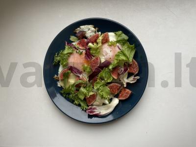 Kiaušinienė su parmezano sūriu, figomis ir salotų mišiniu pagrindine nuotrauka