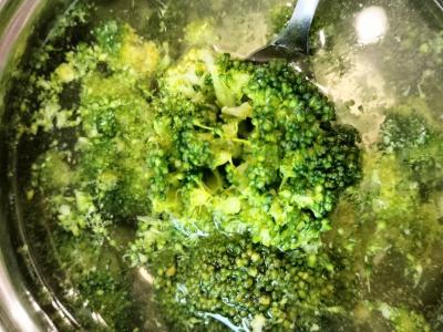 Vištiena su brokoliais ir makaronais keptuvėje Žingsnis 1