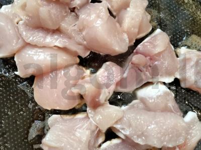 Vištiena su brokoliais ir makaronais keptuvėje Žingsnis 4