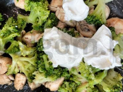 Vištiena su brokoliais ir makaronais keptuvėje Žingsnis 6