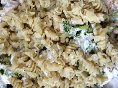 Vištiena su brokoliais ir makaronais keptuvėje Žingsnis 7