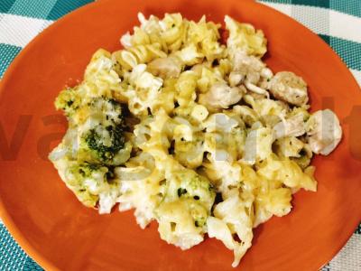 Vištiena su brokoliais ir makaronais keptuvėje pagrindine nuotrauka