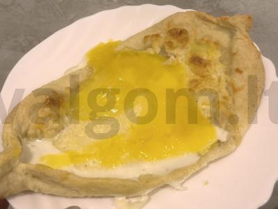 Skani hachapuri su brie sūriu pusryčiams pagrindine nuotrauka