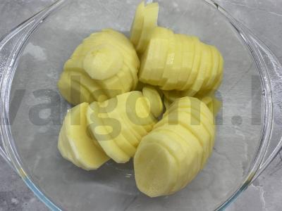 Keptas bulvės su cukinija po sūrio plutele Žingsnis 1