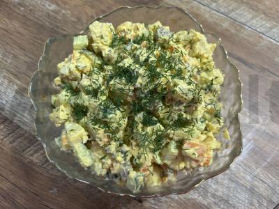 Olivje su jautiena be žaliųjų žirnelių pagrindine nuotrauka