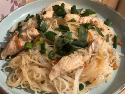 Funchosa su vištiena terijaki padaže ir prieskoniais pagrindine nuotrauka