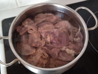 Salotos su vištienos kepenėlėmis ir kukurūzais Žingsnis 1