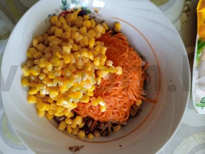 Salotos su vištienos kepenėlėmis ir kukurūzais Žingsnis 4