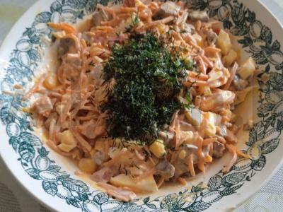 Salotos su vištienos kepenėlėmis ir kukurūzais pagrindine nuotrauka