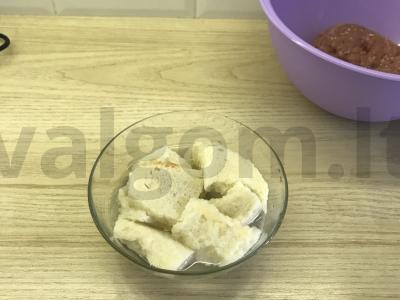 Sultingi kalakutienos kotletai su viso grūdo miltais Žingsnis 1