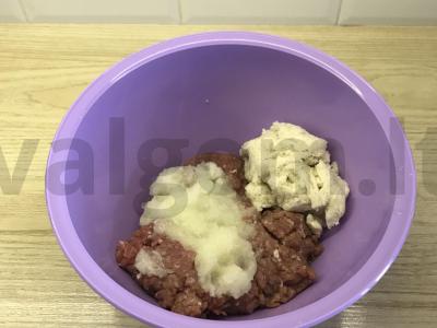 Sultingi kalakutienos kotletai su viso grūdo miltais Žingsnis 2