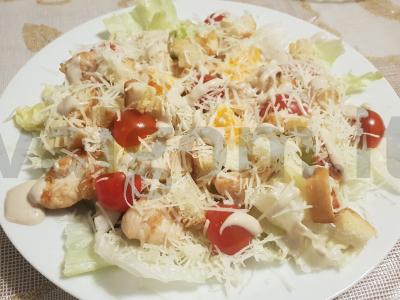 Nepamirštamas salotas „Cezaris“ su vištiena pagrindine nuotrauka