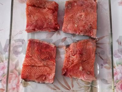 Kepta lašiša su sūriu ir pomidorais Žingsnis 1