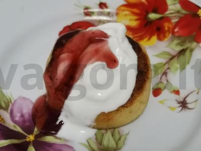 Bananų varškėtukai su ghee sviestu pagrindine nuotrauka