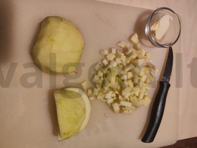 Saldūs blynai su razinomis ir obuoliu Žingsnis 2