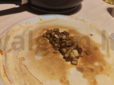 Saldūs blynai su razinomis ir obuoliu Žingsnis 4