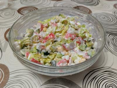 Krabų salotos „Sniego karalienė“ pagrindine nuotrauka