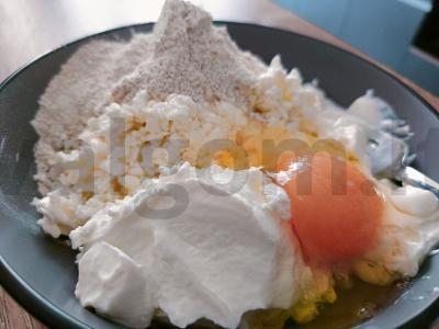 Bezlaktokiniai blynai su varške Žingsnis 1