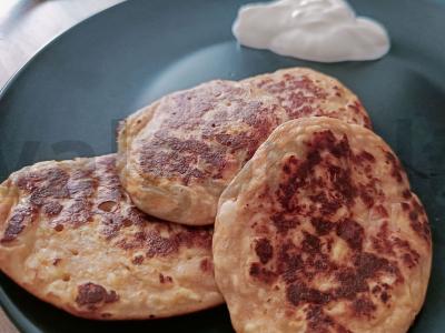 Bezlaktokiniai blynai su varške pagrindine nuotrauka