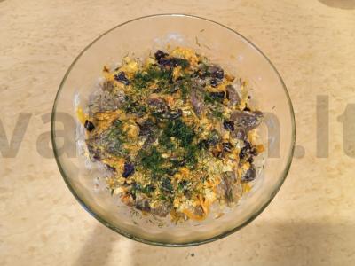 Salotos su grybais ir džiovintais abrikosais pagrindine nuotrauka