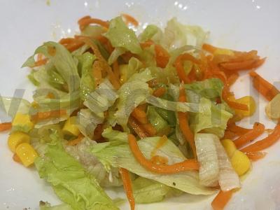 Salotos su korėjietiška morkų „Vasara“ pagrindine nuotrauka