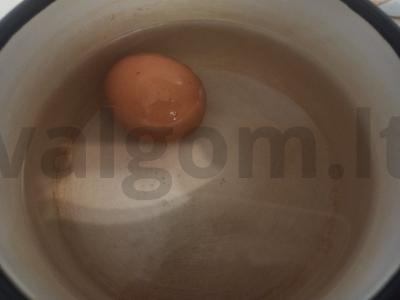 Aštrus užkandis ant krekerių su kiaušiniu ir špinatais Žingsnis 1